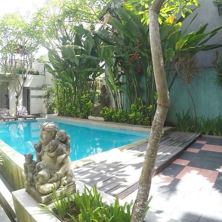 Kuta Beach Hostel Exterior foto